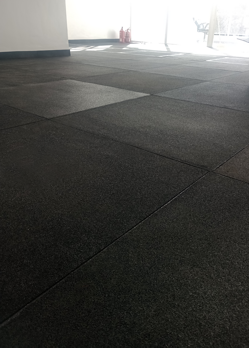 Piso de caucho reciclado antideslizante gimnasios crossfit placa 1x1mt 10mm